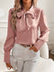 Blouse en satin rose avec nœud pour femme élégante